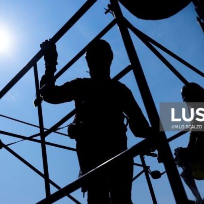 Pedidos de subsídio de desemprego nos EUA caem para 215.000 na semana
