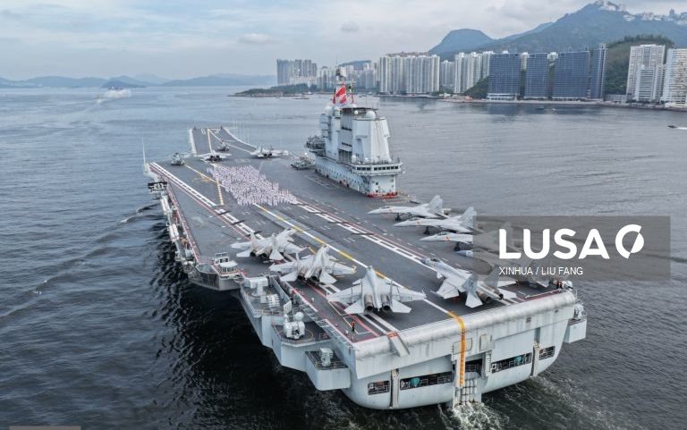 Porta-aviões chinês mais avançado atravessa estreito de Taiwan, afirma Taipé