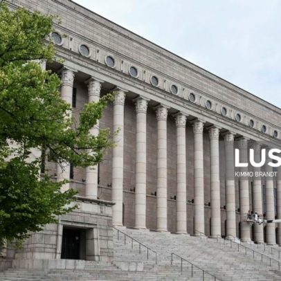 Parlamento finlandês revoga proibição total de armas nucleares