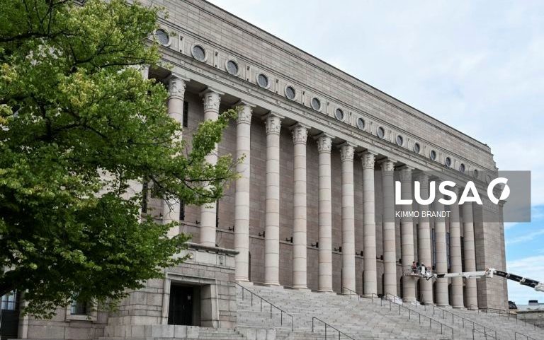 Parlamento finlandês revoga proibição total de armas nucleares