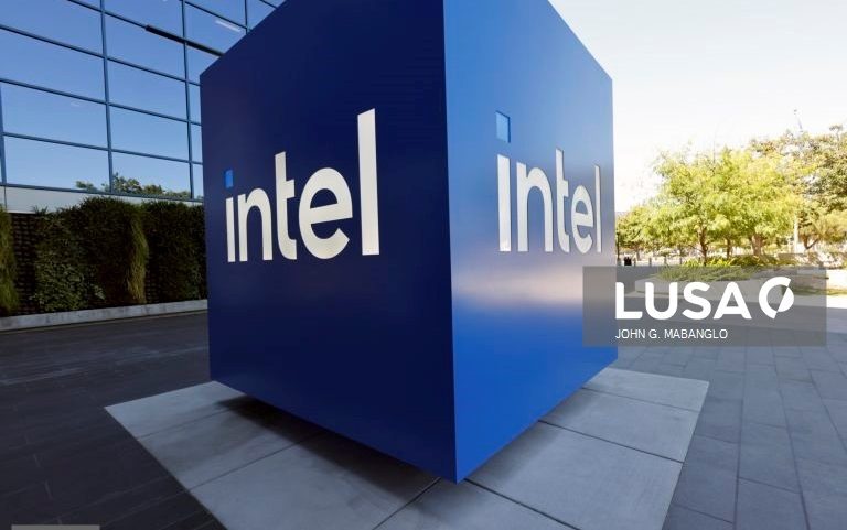 Intel fecha acordo com Foxconn para desenvolver sistemas de IA