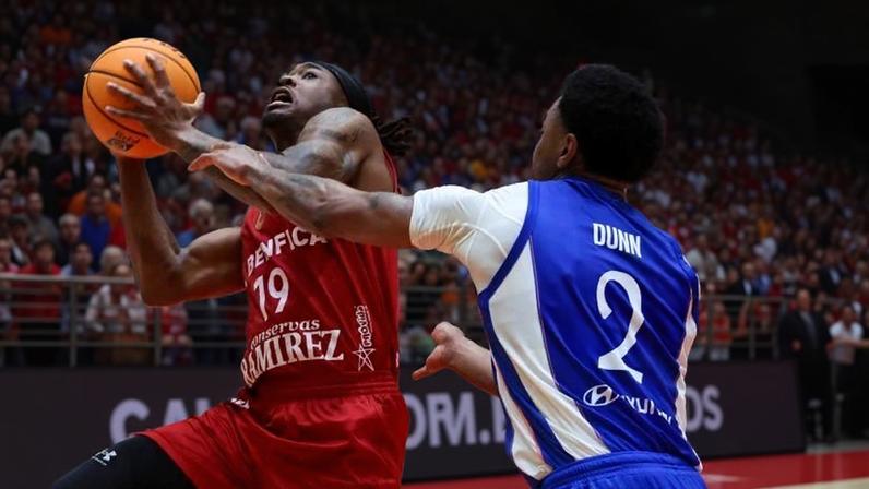 Benfica vence FC Porto no primeiro jogo da final do campeonato de basquetebol
