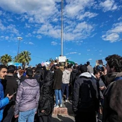 Novos protestos na Síria exigem responsabilização dos apoiantes de Assad