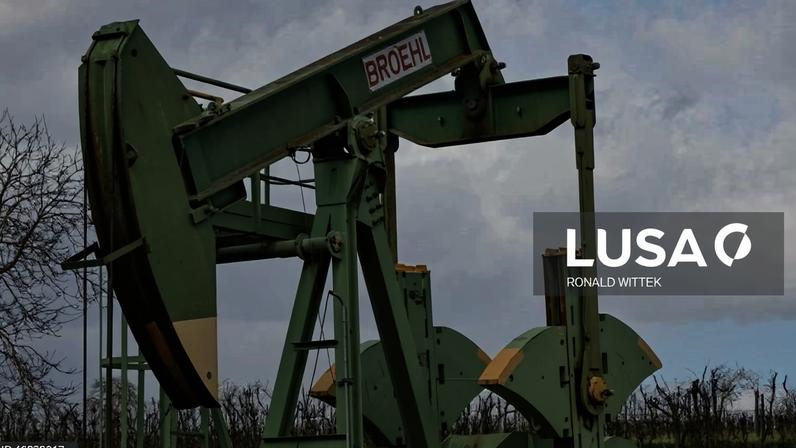 Brent cai 3% para 77,75 dólares com EUA a permitirem venda de petróleo do Irão