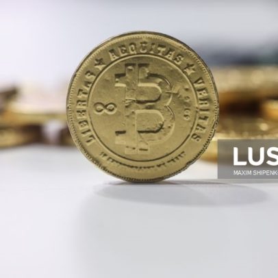 Bitcoin cai quase 6%, regista novo recuo e fica abaixo de 60 mil dólares