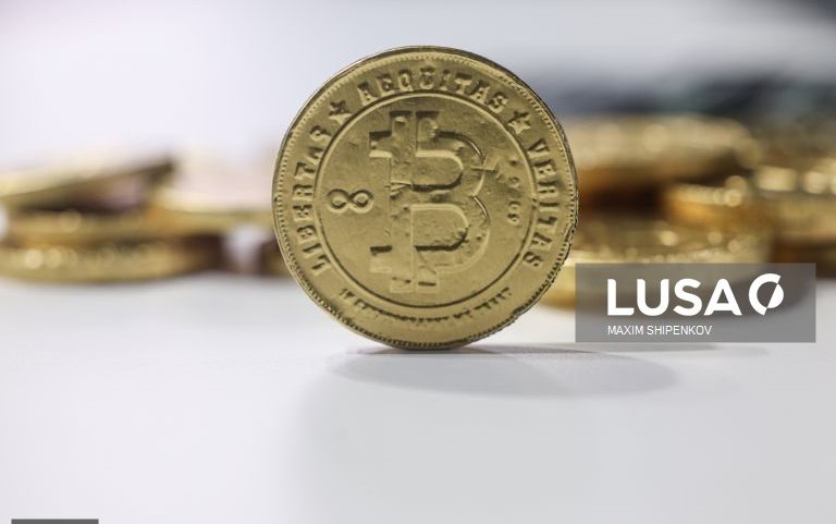 Bitcoin cai quase 6%, regista novo recuo e fica abaixo de 60 mil dólares
