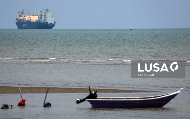 Irão: Imagens de satélite indicam retomada das exportações de crude