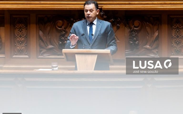 Primeiro-ministro regressa ao Parlamento antes do debate da revisão da lei laboral
