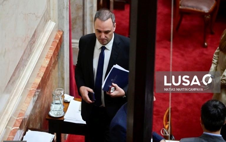 Chefe de gabinete do líder da Argentina demite-se face a escândalo de corrupção