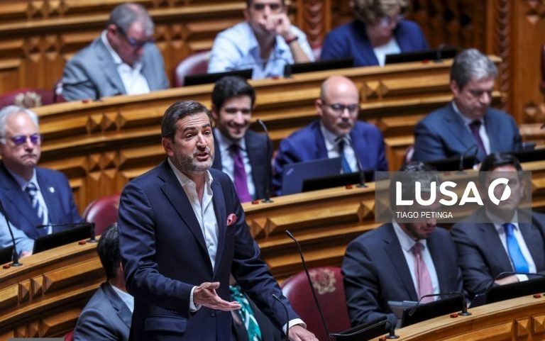 PSD/CDS propõe dois anos de residência legal para acesso de imigrantes à PSU