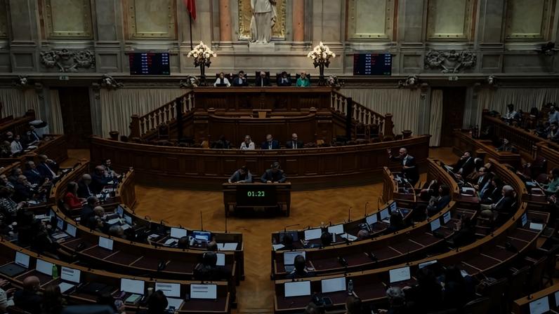 Parlamento aprova confisco de bens sem condenação