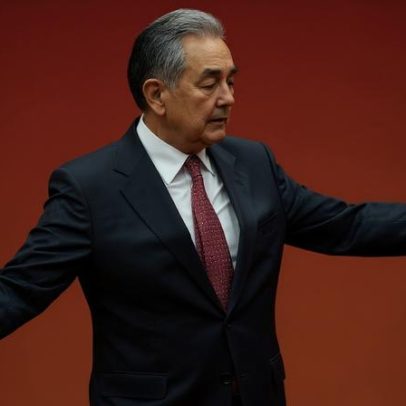 MNE chinês pede continuidade das conversações de paz EUA e Irão