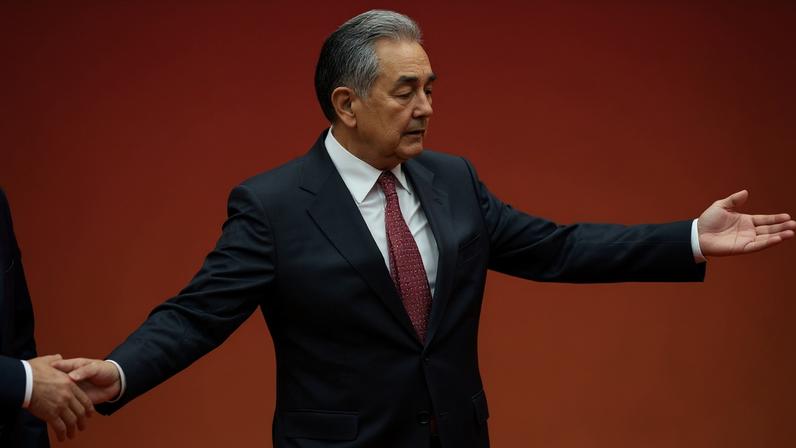 MNE chinês pede continuidade das conversações de paz EUA e Irão