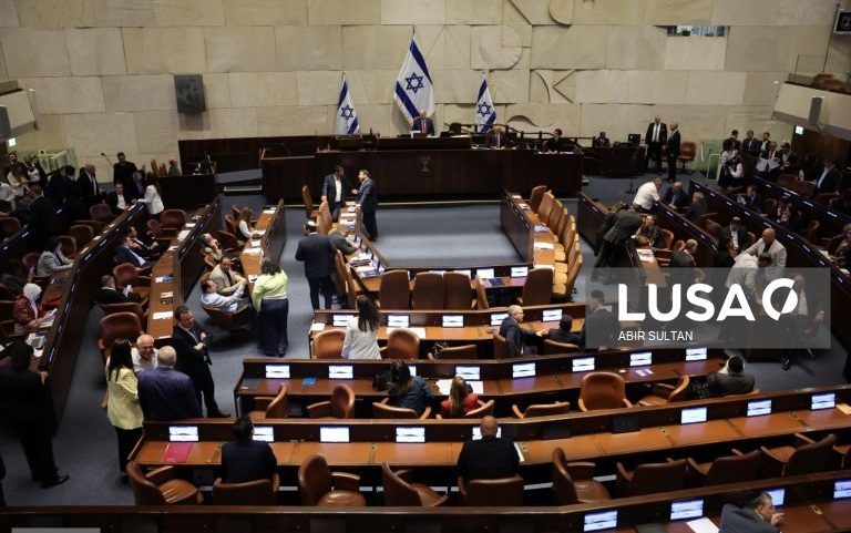 Deputados de Israel aprovaram primeira votação para a dissolução do Parlamento