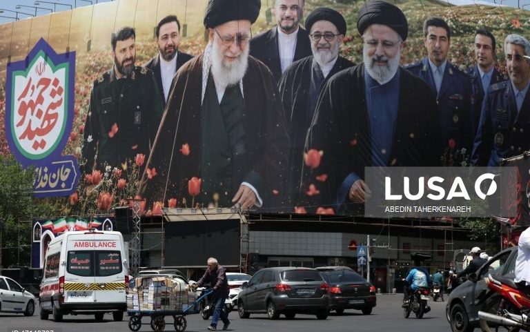 Teerã finaliza preparativos para funeral de três dias de Khamenei após adiamento