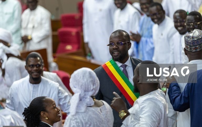 Ex-PM senegalês deixa o PR e é eleito líder do partido maioritário no parlamento