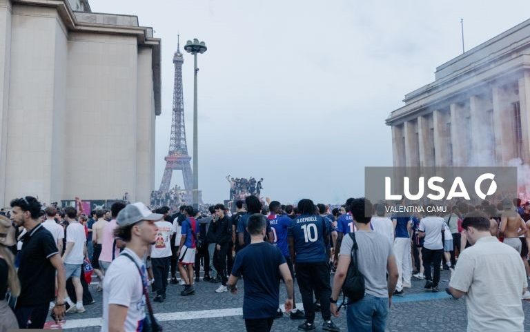 Polícia detém 890 pessoas em tumultos após vitória do PSG em França