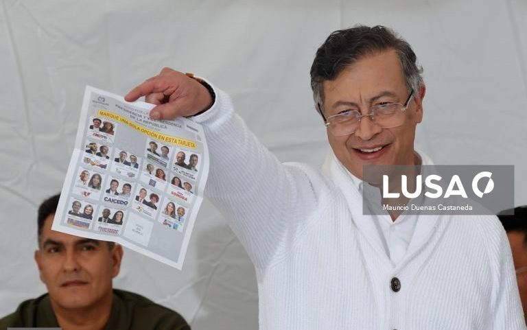 Líder da Colômbia acusa presidente dos EUA de apoiar traficantes de droga