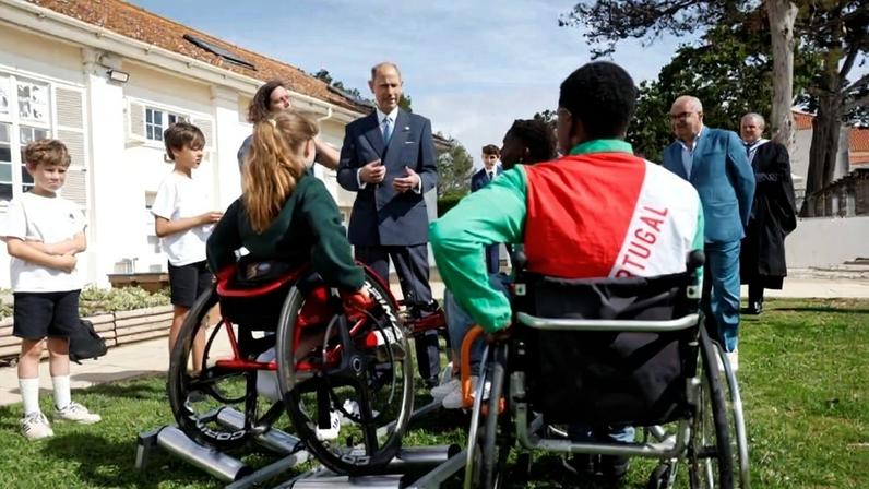 Atletas paralímpicos inspiram crianças com apoio do Duque de Edimburgo