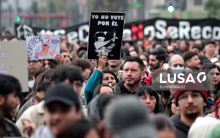 Grupo de direitos humanos marcha no Chile contra políticas do presidente Kast
