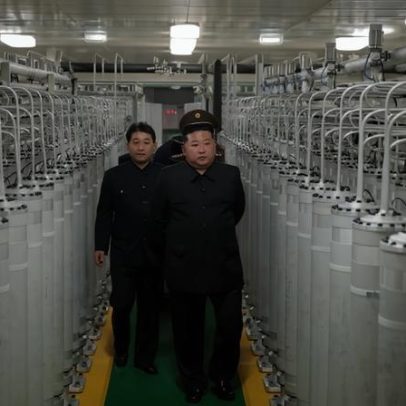 Kim Jong-un visita navio de guerra antes da visita de Xi à Coreia do Norte