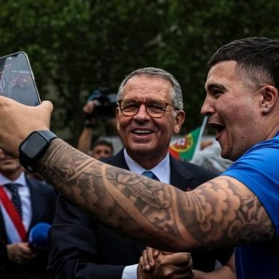 Centenas de portugueses recebem Seguro no Luxemburgo com telemóveis no ar
