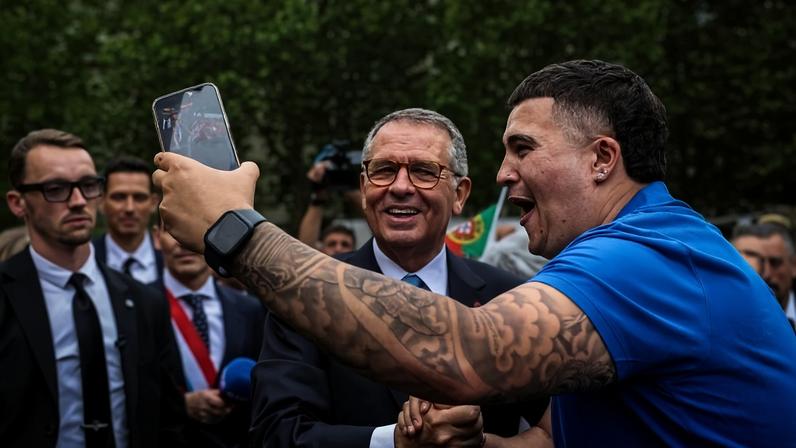 Centenas de portugueses recebem Seguro no Luxemburgo com telemóveis no ar
