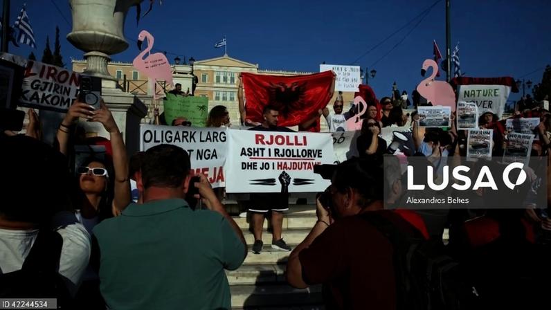 Milhares protestam na Albânia contra resort ligado à família Trump em reserva
