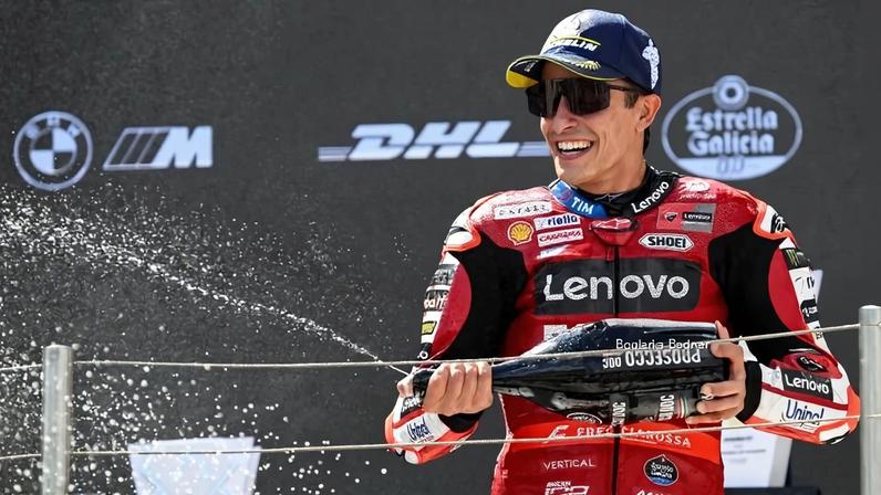 Marc Márquez conquista 100.ª vitória da carreira e reentra na corrida pelo Mundial