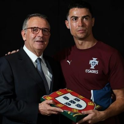 Presidente entrega bandeira de Portugal à comitiva para uso na final