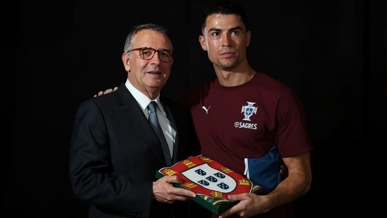 Presidente entrega bandeira de Portugal à comitiva para ser usada na final