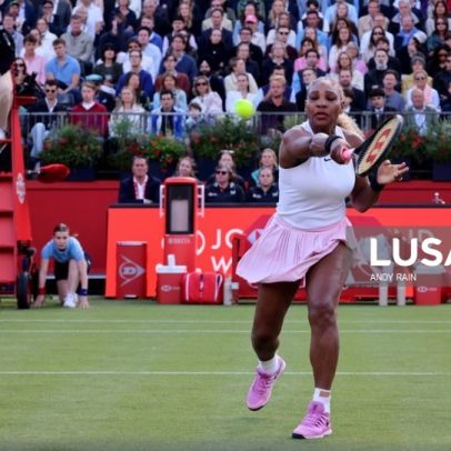Serena Williams triunfa em pares no regresso aos courts
