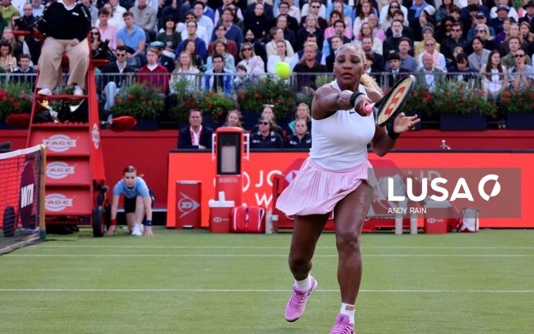Tenista Serena Williams triunfa em pares no regresso aos courts