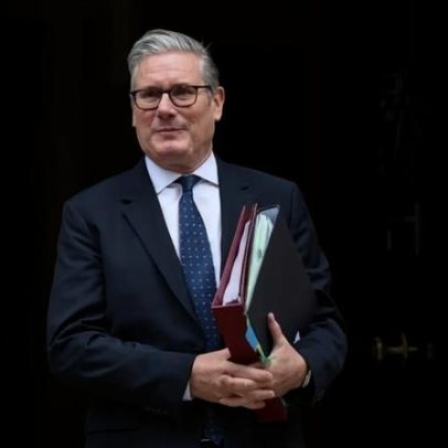 PM britânico proíbe menores de 16 anos de aceder às redes sociais