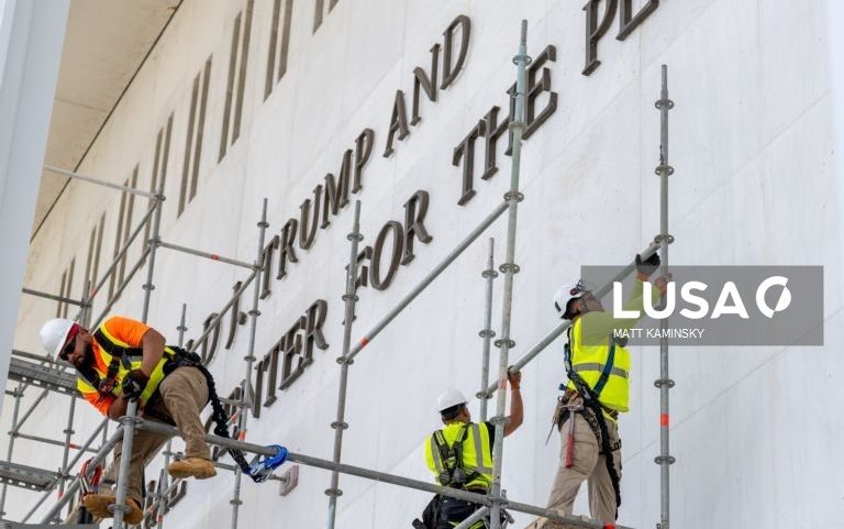 Nome de Donald Trump começa a ser removido do Kennedy Center