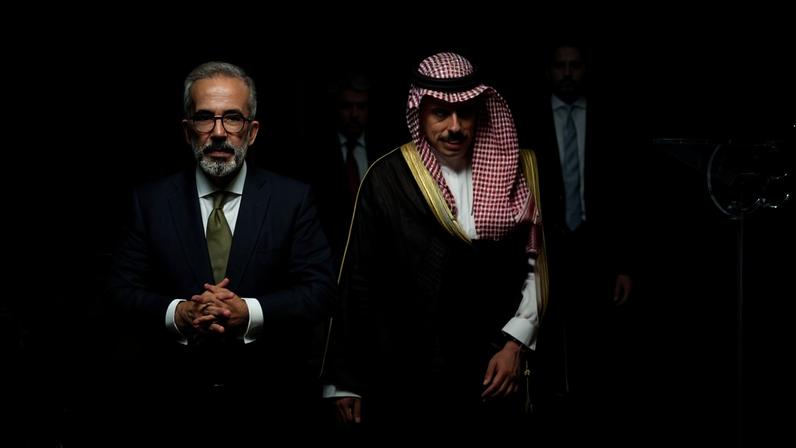 Europa e EUA devem aumentar pressão para Moscovo negociar - Rangel