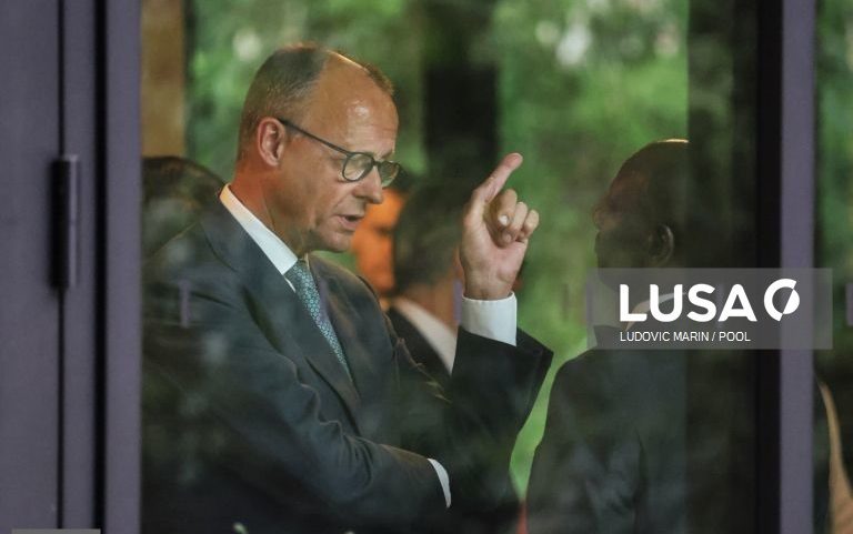 Força militar dos EUA pode facilitar soluções diplomáticas em Kiev, diz Merz