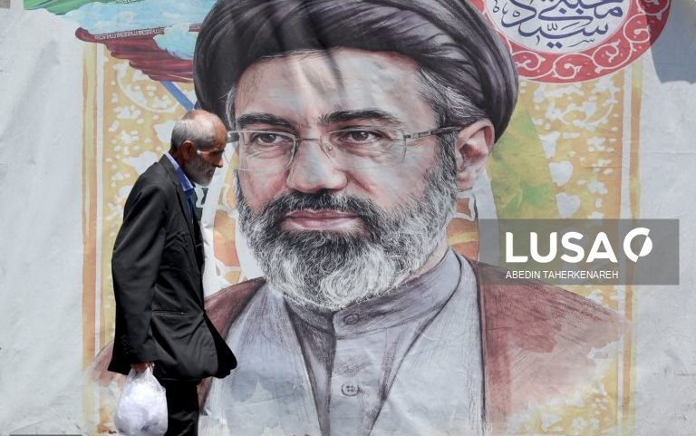 Irão: Khamenei aprova acordo com Washington mas admite diferenças com Presidente iraniano