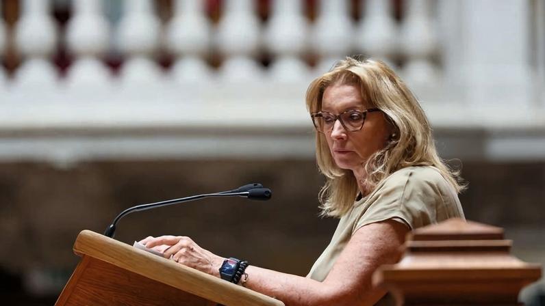 Ministra defende que alterações à lei laboral visam romper com a ideologia do empobrecimento