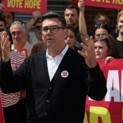 Rival de Starmer enfrenta direita populista para voltar ao parlamento britânico