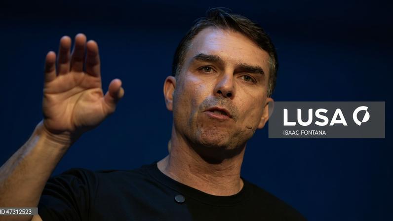 Flávio Bolsonaro apresenta plano de segurança com castração química