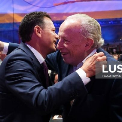 Santana chega ao Congresso perto da meia-noite e é anunciado militante do PSD