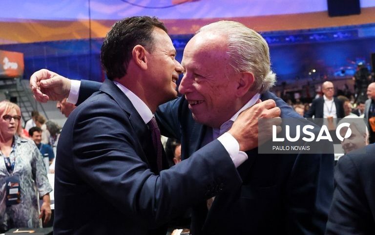 Santana chega ao Congresso perto da meia-noite e é anunciado como militante do PSD
