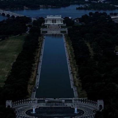 Autoridades patrulham espelho de água do Lincoln Memorial durante reparações