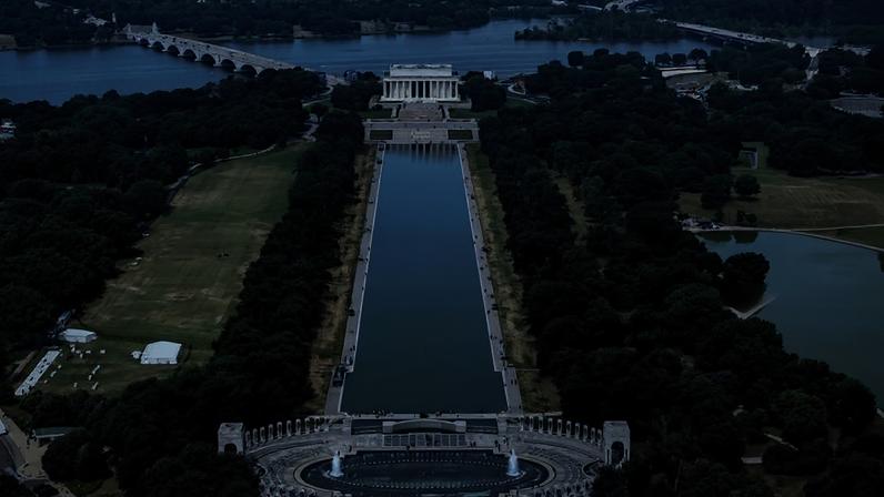 Autoridades patrulham espelho de água do Lincoln Memorial durante reparações