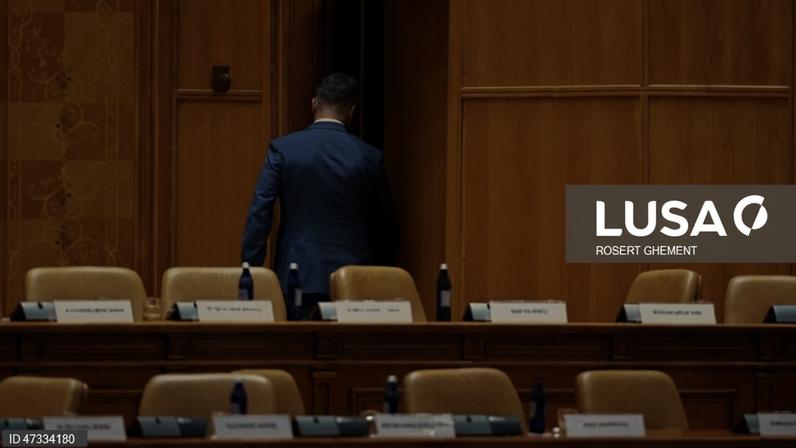 Roménia continua sem novo primeiro-ministro após derrota de Vestea no Parlamento