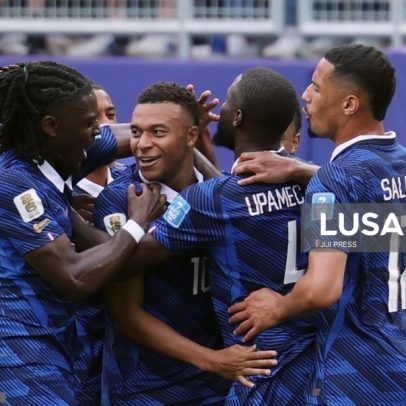 França vence Iraque em jogo com intervalo de duas horas