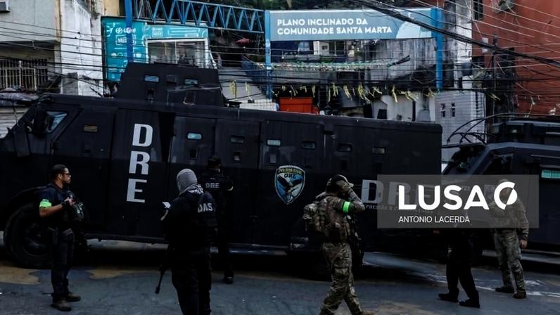 Pelo menos quatro mortos e 50 turistas retidos em favela no Rio de Janeiro