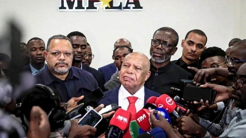 Higino Carneiro entrega candidatura ao MPLA com 19 mil assinaturas