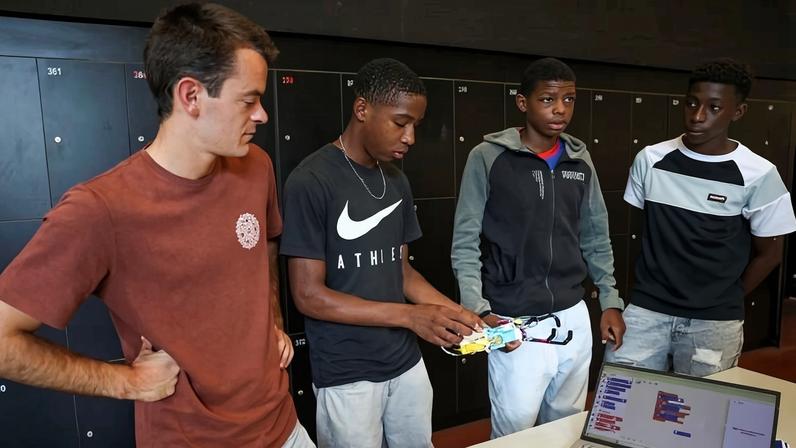 Jovens de bairros sociais de Lisboa iniciam bootcamp de robótica e gaming
